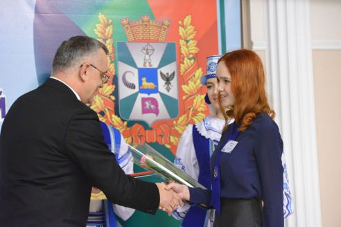 Председатель областного Совета депутатов вручил премии талантливым учащимся