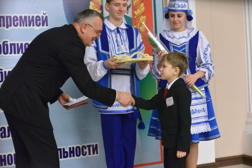 Председатель областного Совета депутатов вручил премии талантливым учащимся
