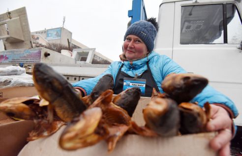 Ёлки, куры, мандарины и крымский чеснок. Узнали что почём на главной городской ярмарке