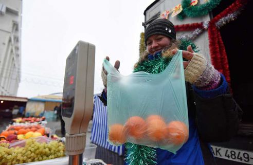 Ёлки, куры, мандарины и крымский чеснок. Узнали что почём на главной городской ярмарке