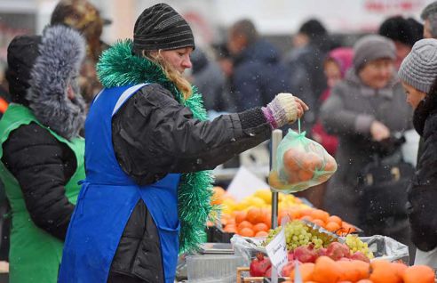 Ёлки, куры, мандарины и крымский чеснок. Узнали что почём на главной городской ярмарке