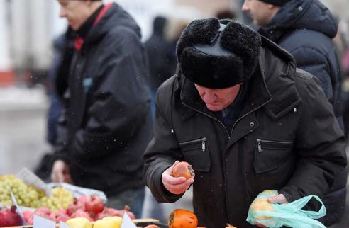 Ёлки, куры, мандарины и крымский чеснок. Узнали что почём на главной городской ярмарке