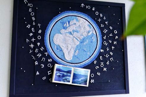 Гомельская художница подарила свои картины детской поликлинике