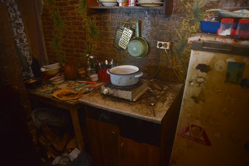 Жизнь под градусом и с душком. В Гомеле милиция проверила квартиры-притоны