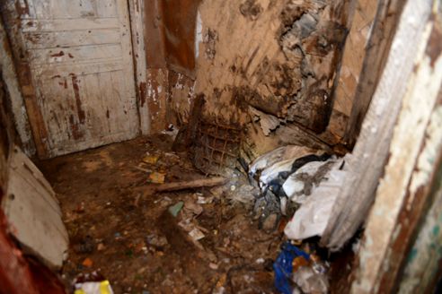 Жизнь под градусом и с душком. В Гомеле милиция проверила квартиры-притоны