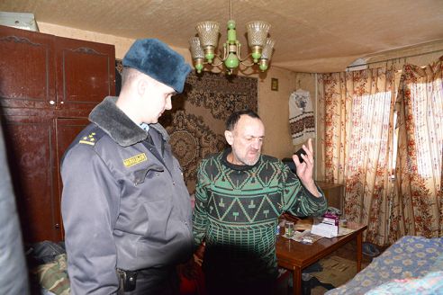 Жизнь под градусом и с душком. В Гомеле милиция проверила квартиры-притоны