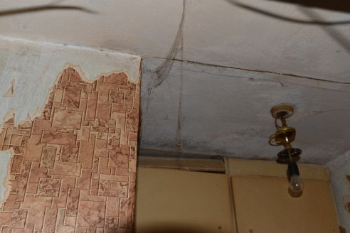 Жизнь под градусом и с душком. В Гомеле милиция проверила квартиры-притоны