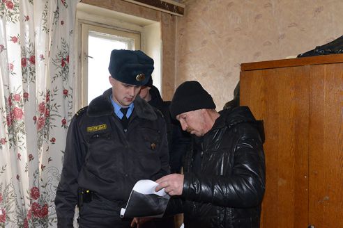 Жизнь под градусом и с душком. В Гомеле милиция проверила квартиры-притоны