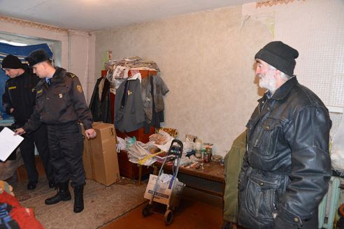 Жизнь под градусом и с душком. В Гомеле милиция проверила квартиры-притоны