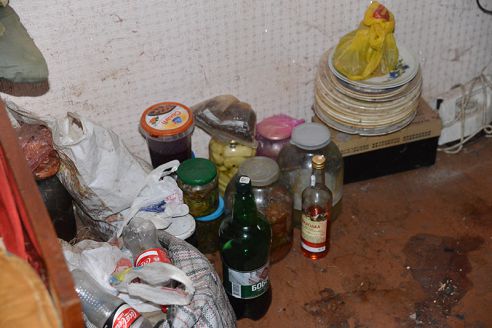 Жизнь под градусом и с душком. В Гомеле милиция проверила квартиры-притоны