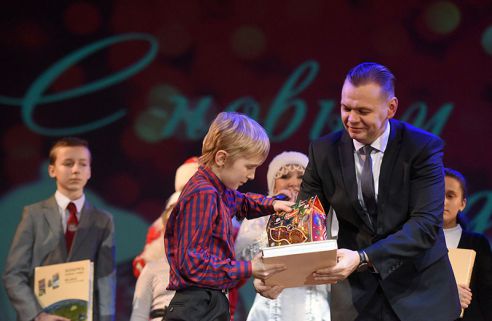 Благотворительная ёлка Советского района собрала более 400 детей