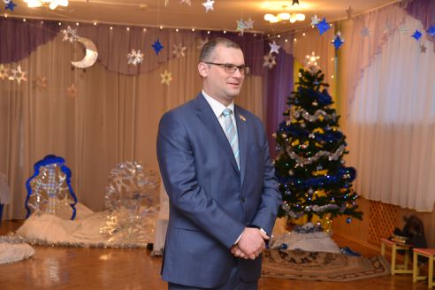 Парламентарий побывал на ёлке в детском саду, знакомом по прежней работе