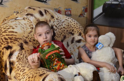 Глава районной администрации по-отечески поздравил семью Адамовых и пообещал решить проблему маленького Ильи