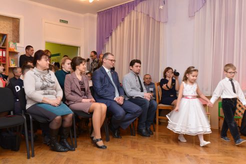 Парламентарий побывал на ёлке в детском саду и взял на карндаш его проблемы