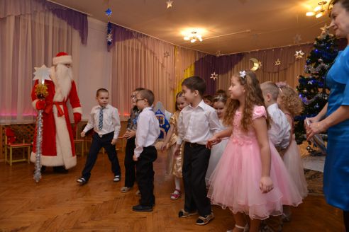 Парламентарий побывал на ёлке в детском саду и взял на карндаш его проблемы