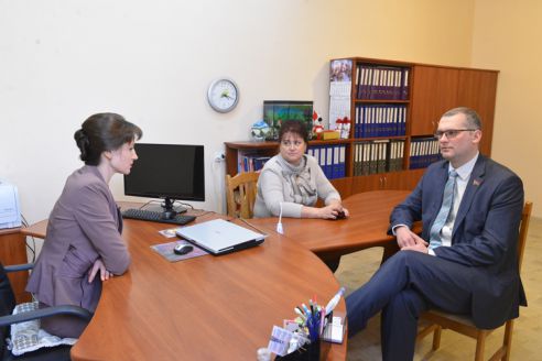 Парламентарий побывал на ёлке в детском саду и взял на карндаш его проблемы