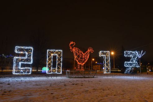 Огни со смыслом. В Советском районе водрузили на пьедестал Петуха и открыли световую ВДНХ