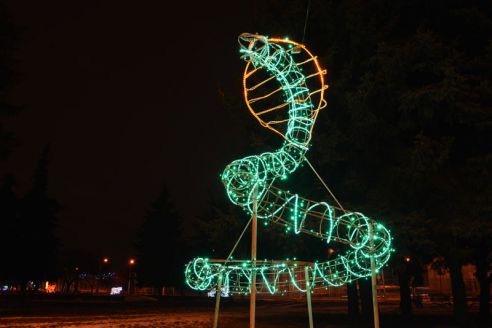 Огни со смыслом. В Советском районе водрузили на пьедестал Петуха и открыли световую ВДНХ