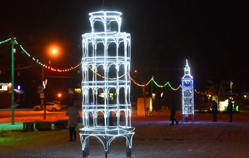 Огни со смыслом. В Советском районе водрузили на пьедестал Петуха и открыли световую ВДНХ