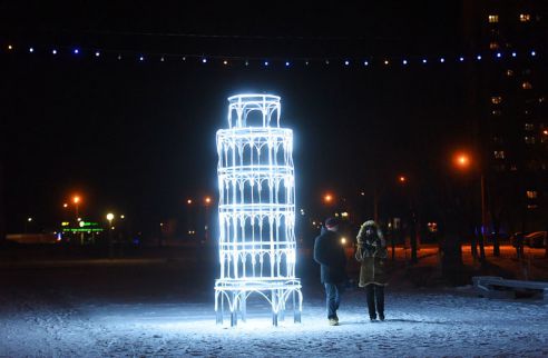 Огни со смыслом. В Советском районе водрузили на пьедестал Петуха и открыли световую ВДНХ