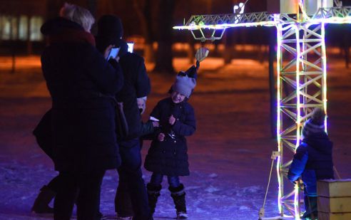 Огни со смыслом. В Советском районе водрузили на пьедестал Петуха и открыли световую ВДНХ
