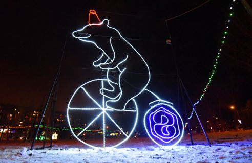 Огни со смыслом. В Советском районе водрузили на пьедестал Петуха и открыли световую ВДНХ