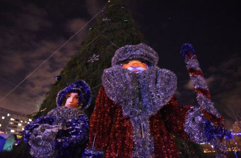 Огни со смыслом. В Советском районе водрузили на пьедестал Петуха и открыли световую ВДНХ