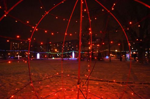 Огни со смыслом. В Советском районе водрузили на пьедестал Петуха и открыли световую ВДНХ