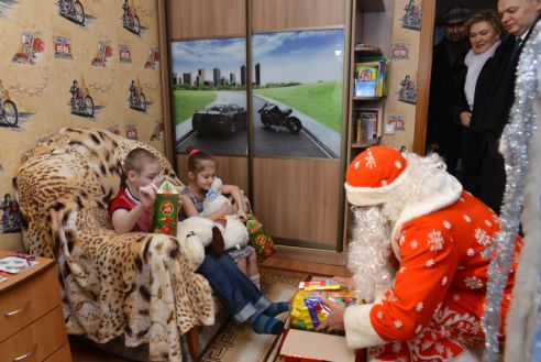 Глава районной администрации поздравил семью Адамовых и пообещал решить проблему маленького Ильи