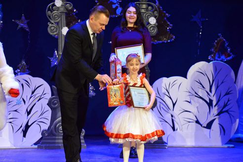 В Советском районе поздравили талантливых школьников и гимназистов