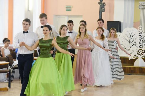 «Одноклассницы как невесты», «в ночном клубе таких не встретишь». Гомельские школьники о плюсах рождественского бала