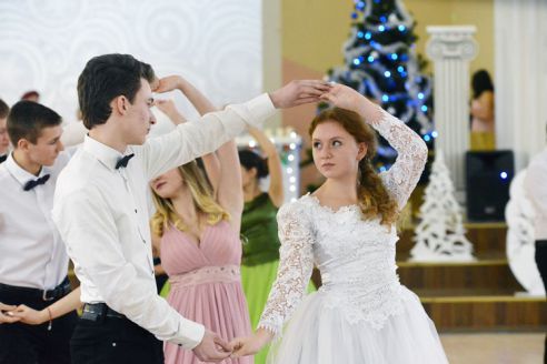 «Одноклассницы как невесты», «в ночном клубе таких не встретишь». Гомельские школьники о плюсах рождественского бала