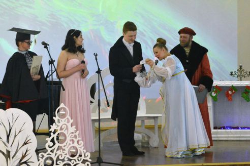 «Одноклассницы как невесты», «в ночном клубе таких не встретишь». Гомельские школьники о плюсах рождественского бала