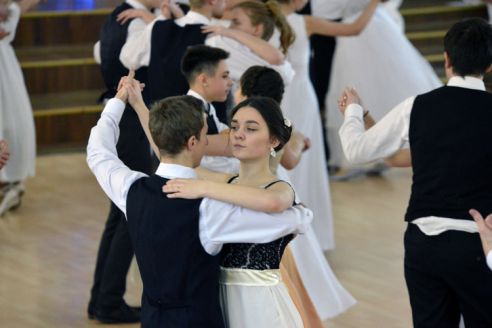 «Одноклассницы как невесты», «в ночном клубе таких не встретишь». Гомельские школьники о плюсах рождественского бала