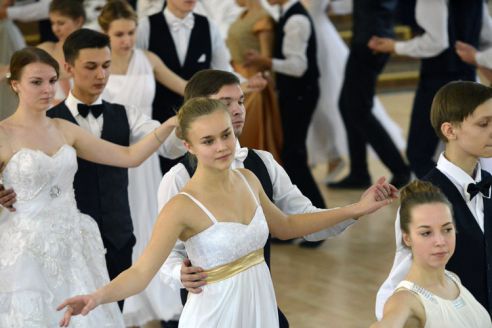 «Одноклассницы как невесты», «в ночном клубе таких не встретишь». Гомельские школьники о плюсах рождественского бала