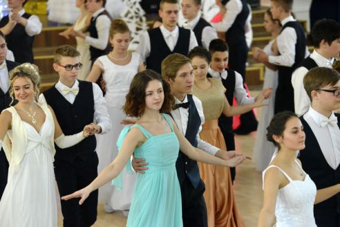«Одноклассницы как невесты», «в ночном клубе таких не встретишь». Гомельские школьники о плюсах рождественского бала