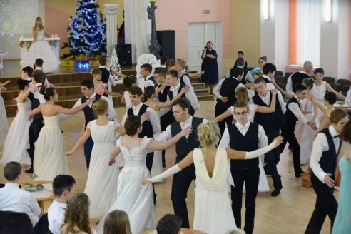 «Одноклассницы как невесты», «в ночном клубе таких не встретишь». Гомельские школьники о плюсах рождественского бала