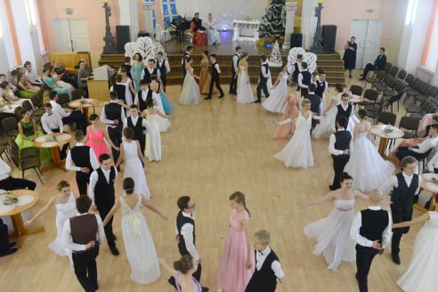 «Одноклассницы как невесты», «в ночном клубе таких не встретишь». Гомельские школьники о плюсах рождественского бала