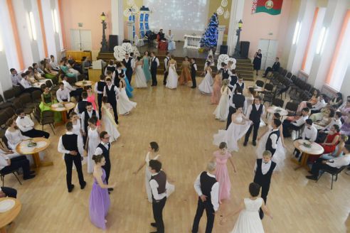 «Одноклассницы как невесты», «в ночном клубе таких не встретишь». Гомельские школьники о плюсах рождественского бала
