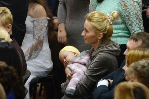 «Одноклассницы как невесты», «в ночном клубе таких не встретишь». Гомельские школьники о плюсах рождественского бала