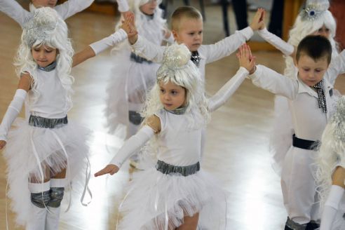 «Одноклассницы как невесты», «в ночном клубе таких не встретишь». Гомельские школьники о плюсах рождественского бала