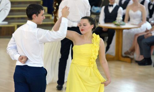 «Одноклассницы как невесты», «в ночном клубе таких не встретишь». Гомельские школьники о плюсах рождественского бала