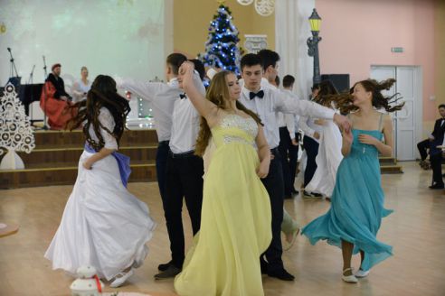 «Одноклассницы как невесты», «в ночном клубе таких не встретишь». Гомельские школьники о плюсах рождественского бала