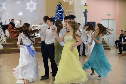 «Одноклассницы как невесты», «в ночном клубе таких не встретишь». Гомельские школьники о плюсах рождественского бала