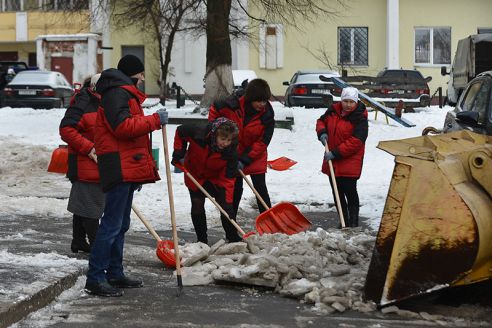 В Гомеле борьбу с травмоопасной наледью возглавили депутаты и чиновники