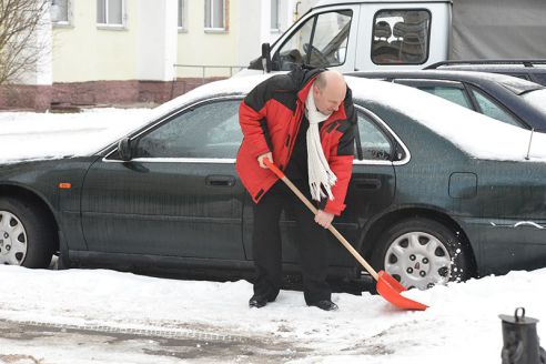 В Гомеле борьбу с травмоопасной наледью возглавили депутаты и чиновники
