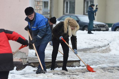 В Гомеле борьбу с травмоопасной наледью возглавили депутаты и чиновники