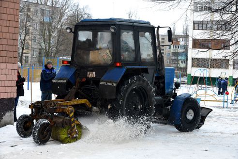 В Гомеле борьбу с травмоопасной наледью возглавили депутаты и чиновники