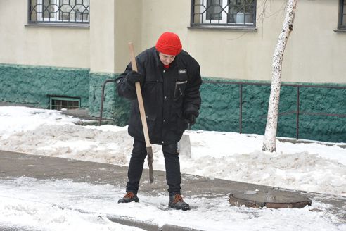 В Гомеле борьбу с травмоопасной наледью возглавили депутаты и чиновники