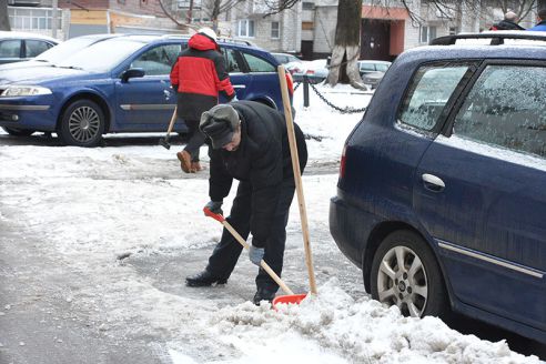 В Гомеле борьбу с травмоопасной наледью возглавили депутаты и чиновники